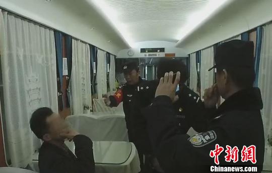 列车“霸铺叔”扰乱秩序被武汉铁路警方行政拘留