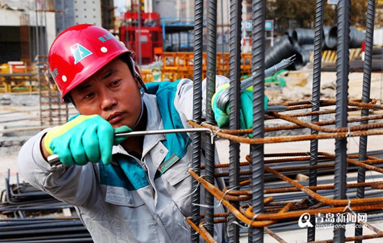 另外,近年来,市城乡建设委员会大力开办"建筑工地业余学校,有计划,有