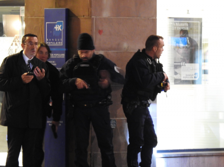 法国圣诞集市发生枪击案致2死多伤 或为“恐袭”