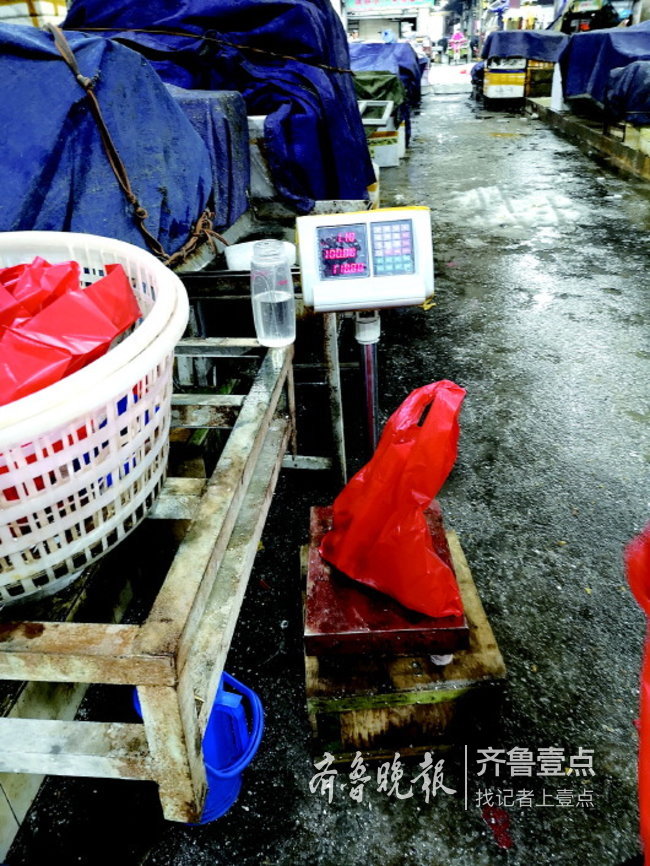 济南海鲜市场称重有猫腻：买147元虾，袋子超过13元