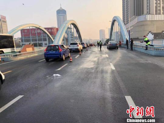 江苏常州除尘洒水致路面结冰引发数起交通事故