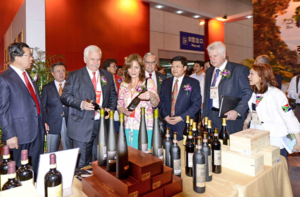 国际葡萄及葡萄酒组织主席克劳迪亚·奎妮在查看张裕展览的葡萄酒。
