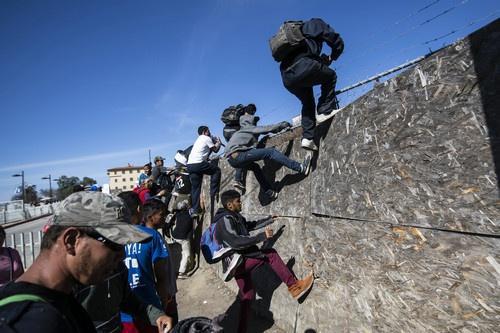 特朗普称边境移民越来越少 墨西哥:大部分还没走