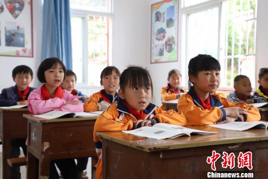 贵州破“上好学”难题：推动教育资源向农村贫困地区倾斜