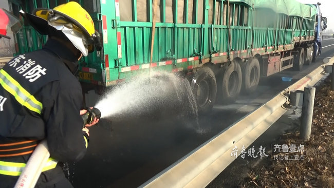 京台高速半挂车轮胎起火，枣庄消防紧急处置