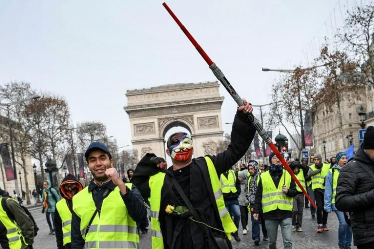 法国“黄背心”再现：数百人游行示威至少37人被捕