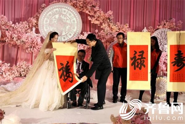 在新婚典礼上，威海长城爱心大本营发起者刘长城（左3）作为证婚人为新人送上“福禄寿喜”作为新婚祝福。