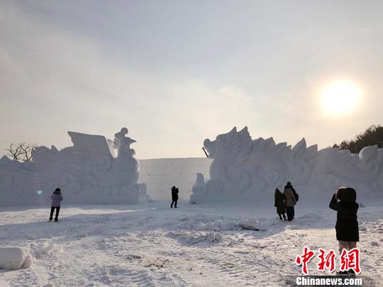 长春打造60万平方米冰雪世界 65米长主雪雕尽展中国风采