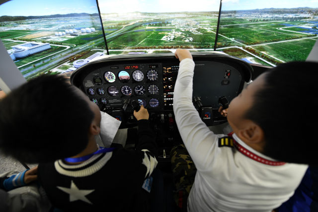 从“草根”到蓝天：模拟飞行台上的“飞行家”