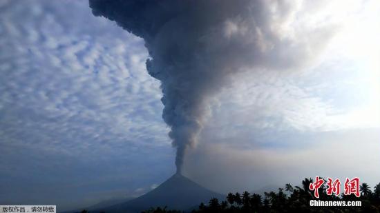 印尼索普坦火山喷发 火山灰柱高达7500米(图)