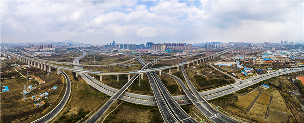《烟台绕城高速轸格庄立交桥》截至2017年，全市公路通车里程1.95万公里，高速公路达到557.57公里。（林正茂）