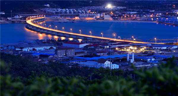《连岛大桥》 2014年9月，通车的长岛县南北长山连岛大桥。（杨志常）