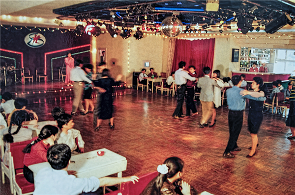 《联运大厦里的交际舞》上世纪80年代末，烟台运管处和联运总公司在联运大厦举办交际舞联欢会。（梁连增）