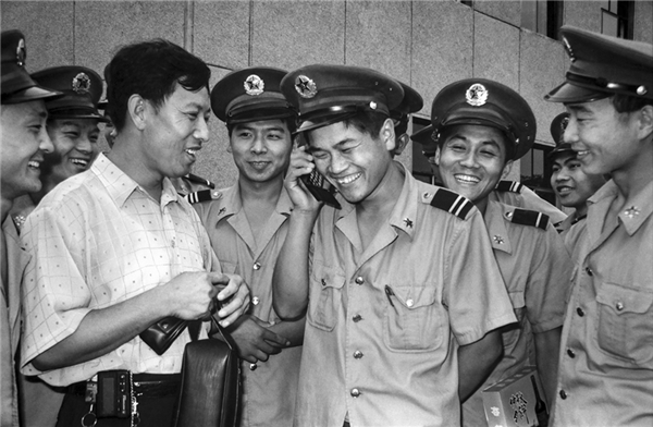1995年，福山邮电局干部职工带着“大哥大”手机走进驻地军营，让部队官兵用“大哥大”与家人通电话。（武前才）