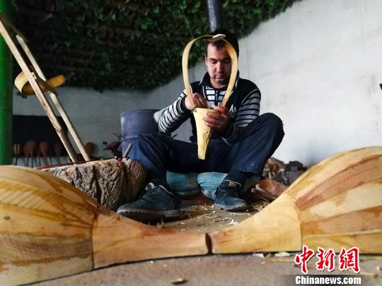 新疆新和县“非物”传承人造乐器闯天下助村民致富增收