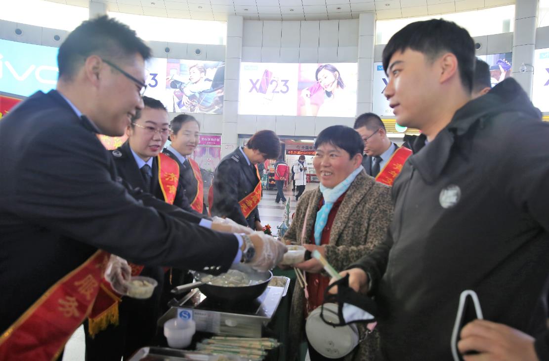 冬至来临，济南长途汽车总站为旅客提供暖心饺子