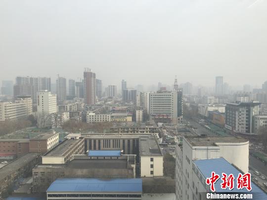 河南多地陷“霾伏” 郑州启动重污染天气红色预警