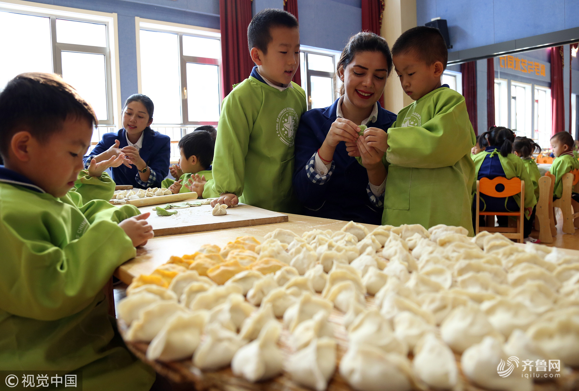 滨州:英国外教与学生齐包饺子迎冬至