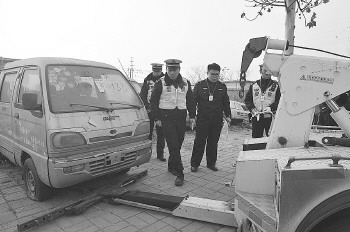 济南“僵尸车”已拖走78辆，有的车有19条违法未处理
