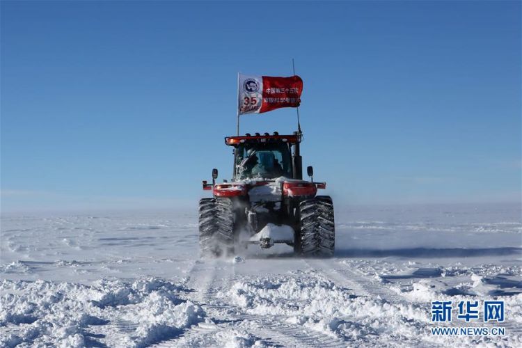 12月23日"凌晨",中国第35次南极科考队内陆队机械师在修理卡特雪地车.