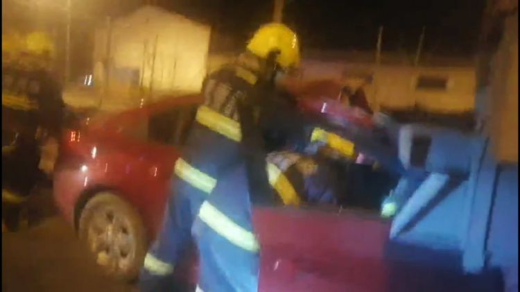 两车追尾三人被困驾驶室 济南消防破拆救援