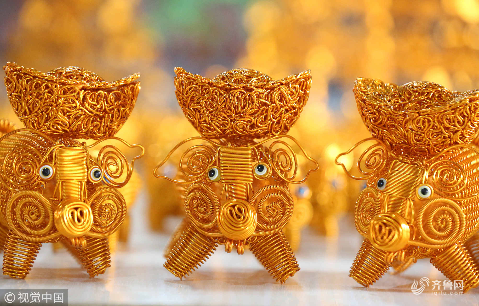 山东临沂:31岁的民间艺人创作出金猪送福迎