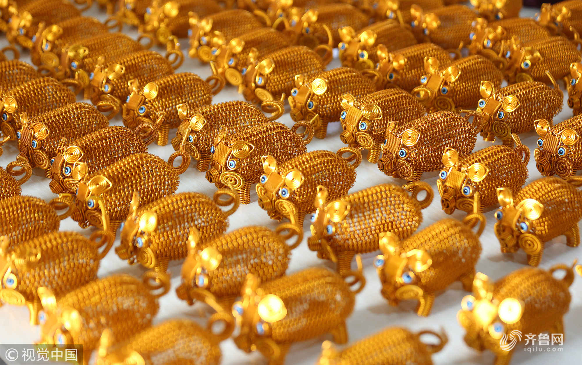 山东临沂:31岁的民间艺人创作出金猪送福迎