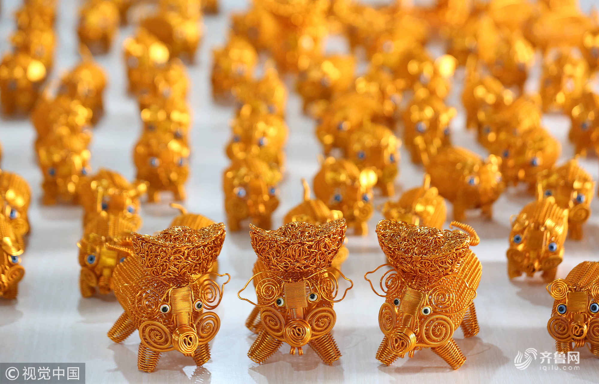 山东临沂:31岁的民间艺人创作出金猪送福迎