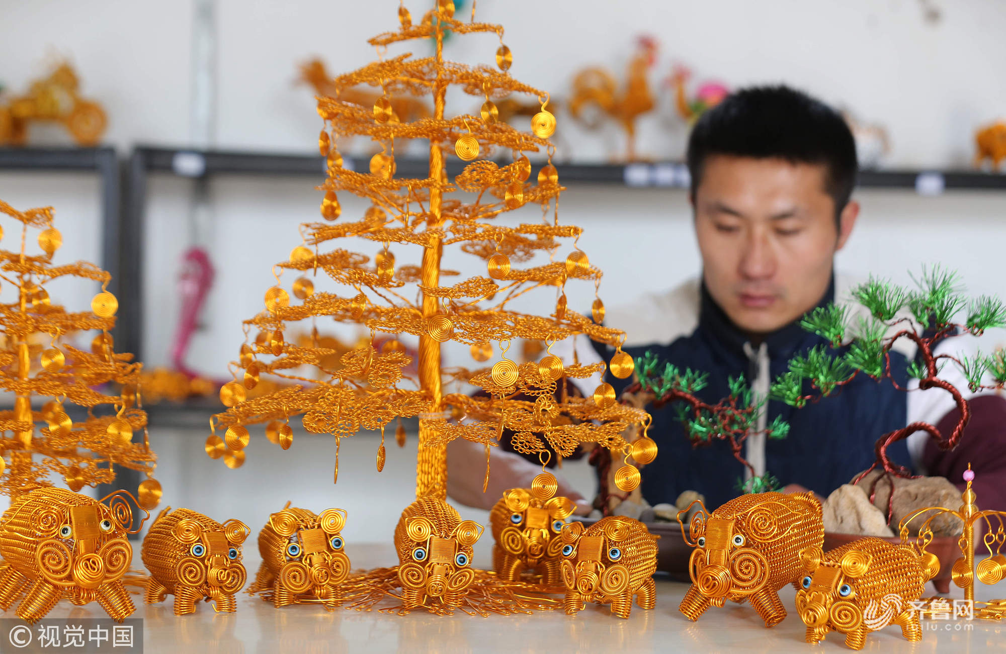 山东临沂:31岁的民间艺人创作出金猪送福迎