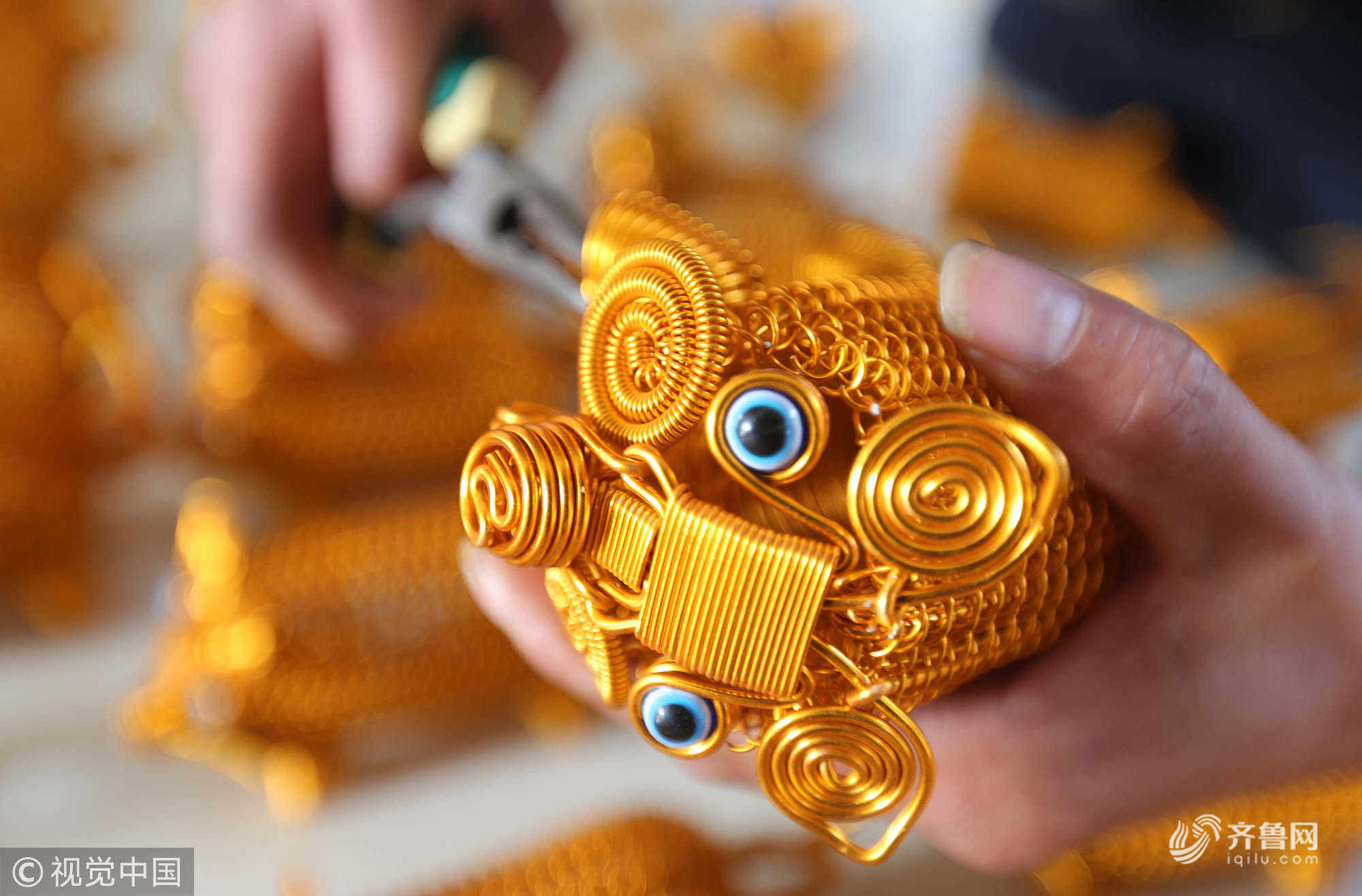 山东临沂:31岁的民间艺人创作出金猪送福迎