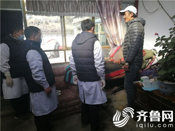 援藏医生到40公里外的索朗老大爷家为其诊治疾病