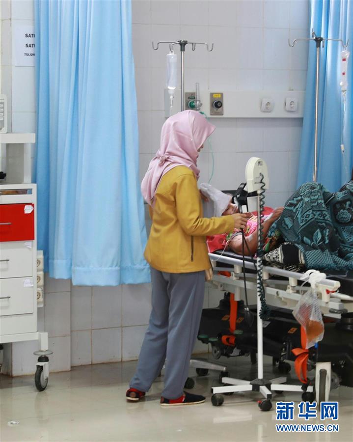 印尼海啸伤者在医院接受救治