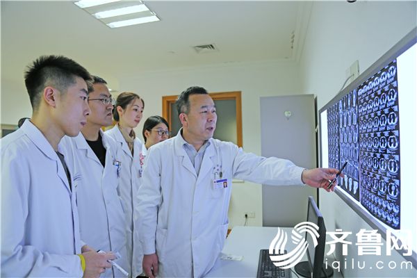 成洲（右一）团队研究患者病情