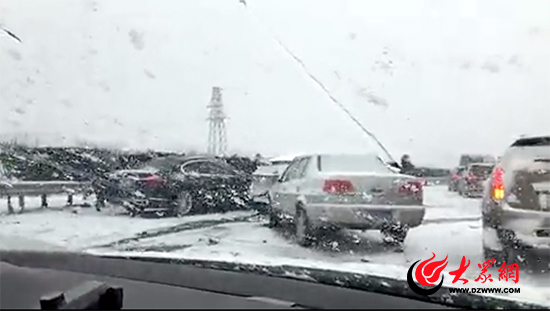 山东多地降雪路滑造成连撞事故 频发道路结冰预警
