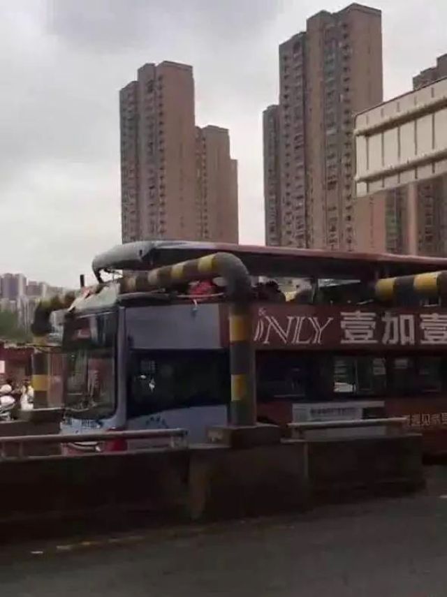 武汉一双层公交车违规上高架桥被“削顶” 8人受伤