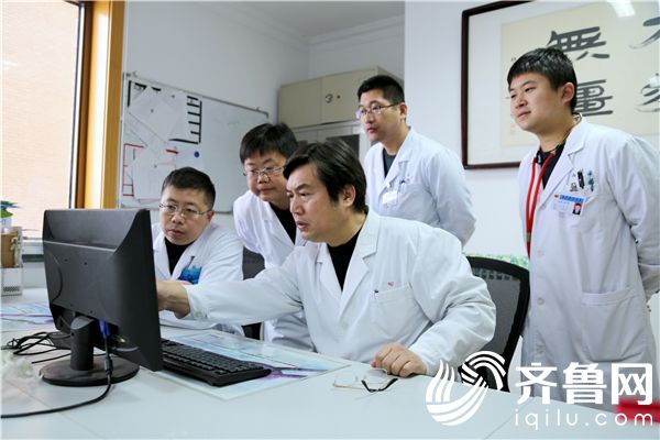 杨牟（右三）团队研究患者病情