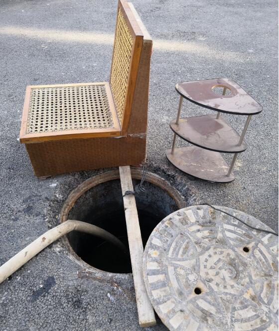 男孩身陷污水井中 辅警英勇跳入施救