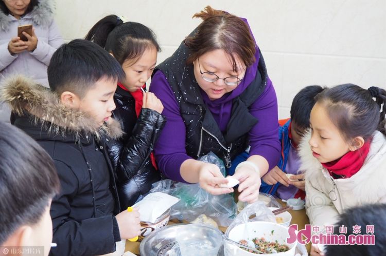 山东济南：包饺子跳花绳 红红火火迎新年