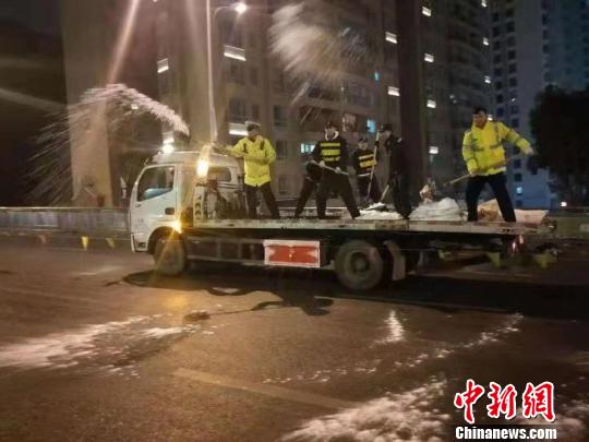 贵州遭遇凝冻致多路段结冰 交警24小时不间断巡路抗凝
