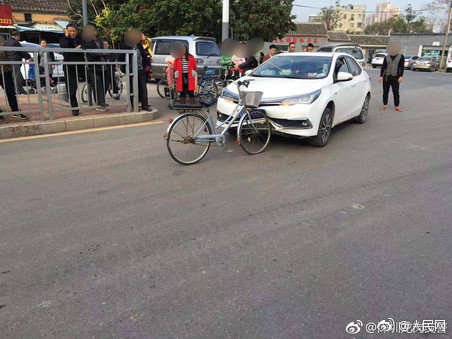 交警回應“硬核自行車撞扁轎車車頭”:尷尬,但是真的