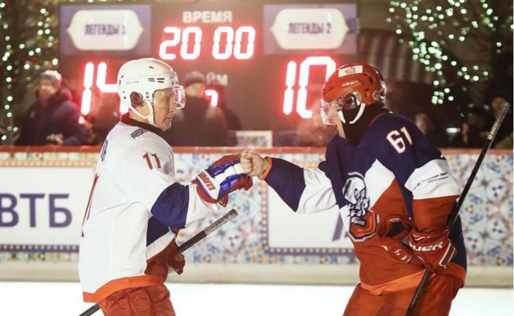 普京在红场参加冰球比赛 还想和白俄罗斯总统一起打