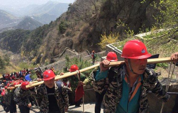 炎值≥35℃丨烈日下的“挑山工”队伍 把 3.5 吨的电缆挑上泰山.jpg