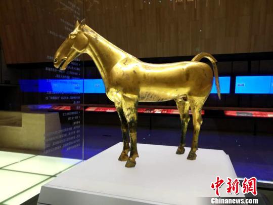 茂陵西汉“鎏金铜马”在西安展出 国宝亮相