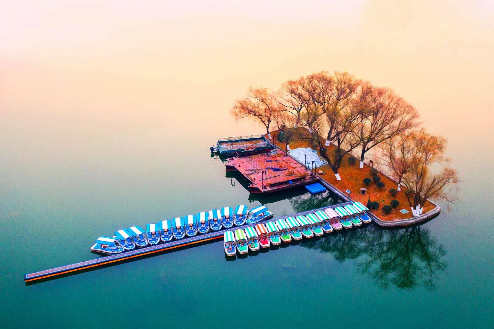 独家组图丨大明湖畔，迎来了新的一年的黎明和阳光