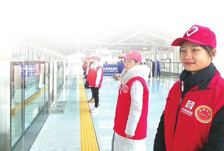 地铁“红马甲”温暖正能量 首批泉城义工地铁志愿者上岗