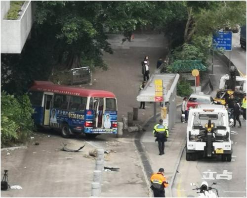 香港一辆小巴撞2车并冲向巴士站 致3人受伤送院