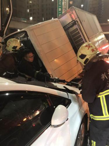 台湾新北市林口区发生5车连撞事故 造成8人受伤