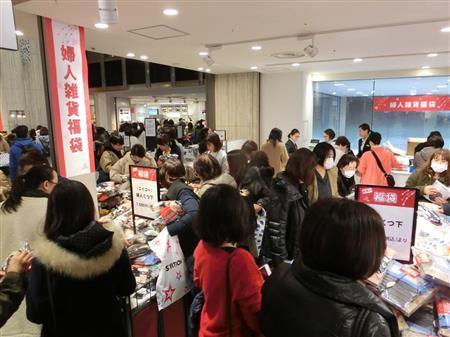 日本商场举行新年“初卖” 上千人5点排队抢福袋