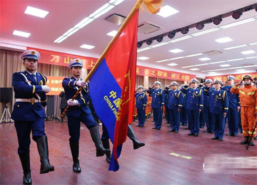 济宁市消防救援支队举行迎旗、授衔和换装仪式