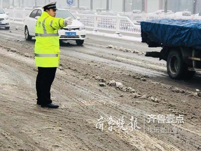 宁阳警方雪中坚守，守护城市交通安全